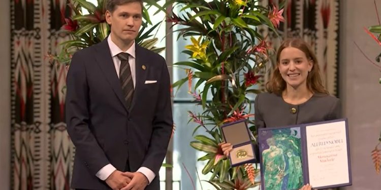 Hija de María Corina Machado recibe el Premio Nobel de la Paz 2025, quien estuvo ausente en la ceremonia Hija de María Corina Machado recibe el Premio Nobel de la Paz 2025, quien estuvo ausente en la ceremonia