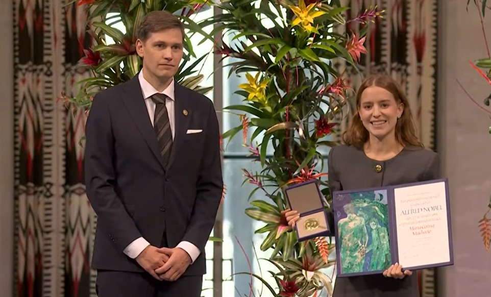 Hija de María Corina Machado recibe el Premio Nobel de la Paz 2025, quien estuvo ausente en la ceremonia Hija de María Corina Machado recibe el Premio Nobel de la Paz 2025, quien estuvo ausente en la ceremonia