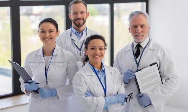 Salud destaca la labor médica en su día y resalta la incorporación de 3.478 profesionales