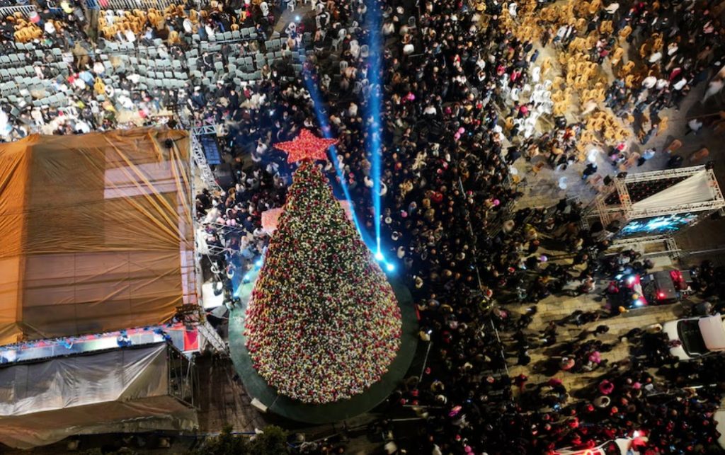 Después de la guerra, la esperanza: Belén encendió su árbol de Navidad