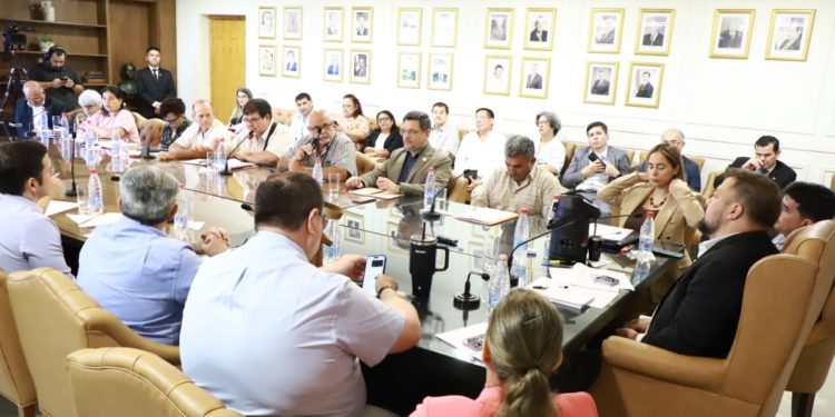 Docentes arremeten contra el Gobierno: exigen aporte estatal del 14% a la Caja Fiscal