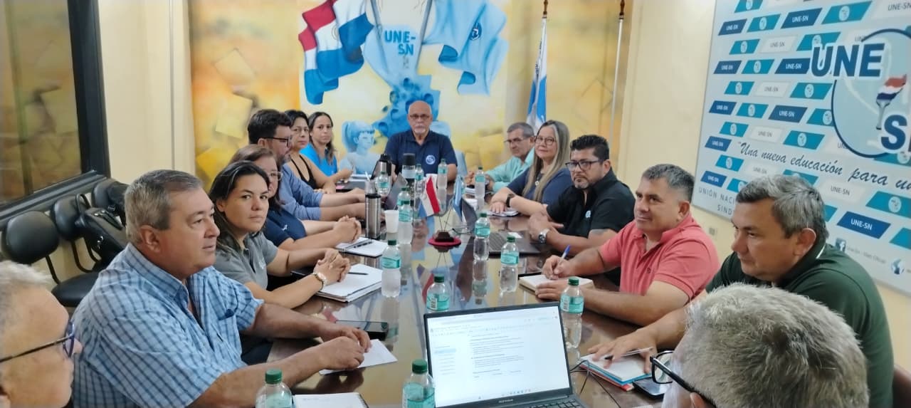 Docentes rechazan reforma propuesta por el Ejecutivo, y exigen mesa de trabajo antes del inicio del año lectivo Docentes rechazan reforma propuesta por el Ejecutivo, y exigen mesa de trabajo antes del inicio del año lectivo