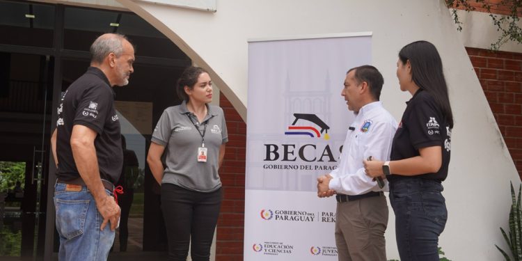 Acompañan evaluaciones para becas del Gobierno en la sede Neuland de la UNA