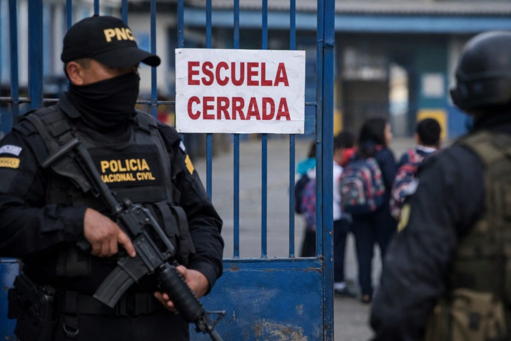 Guatemala suspende clases por ola de violencia y ataques contra la Policía