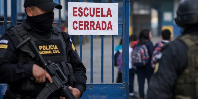 Guatemala suspende clases por ola de violencia y ataques contra la Policía