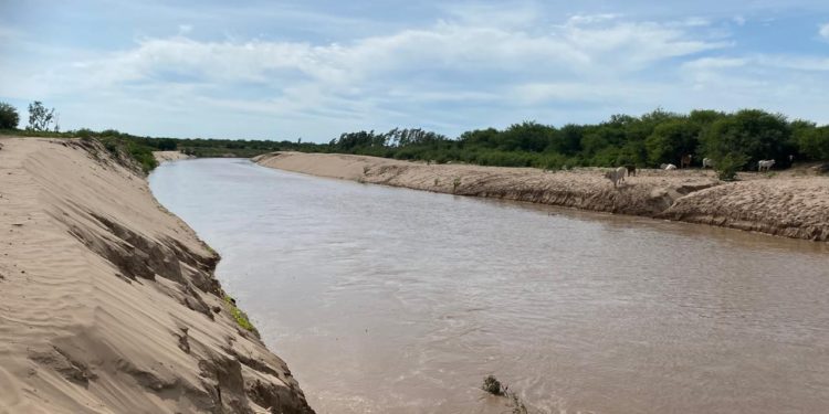 Aguas del Pilcomayo avanzan con fuerza: ya llegó a General Díaz y fluye de manera constante