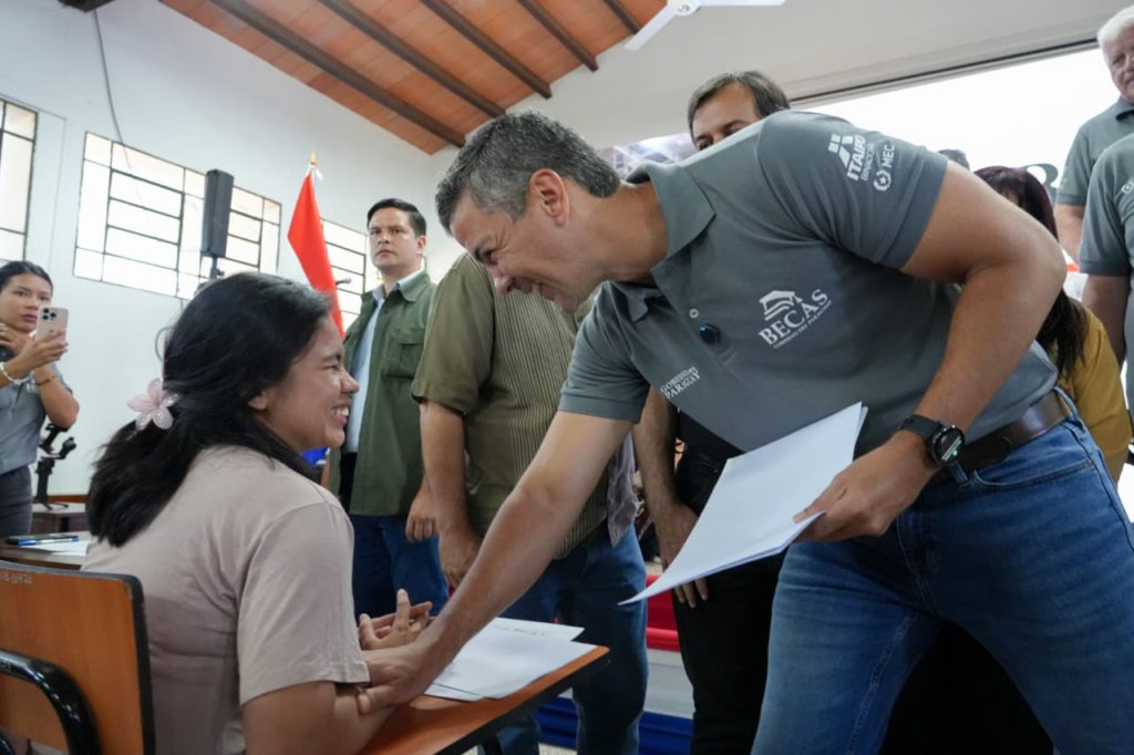 Alrededor de 18.000 jóvenes compitieron por una de las 5.000 becas de Itaipú Alrededor de 18.000 jóvenes compitieron por una de las 5.000 becas de Itaipú