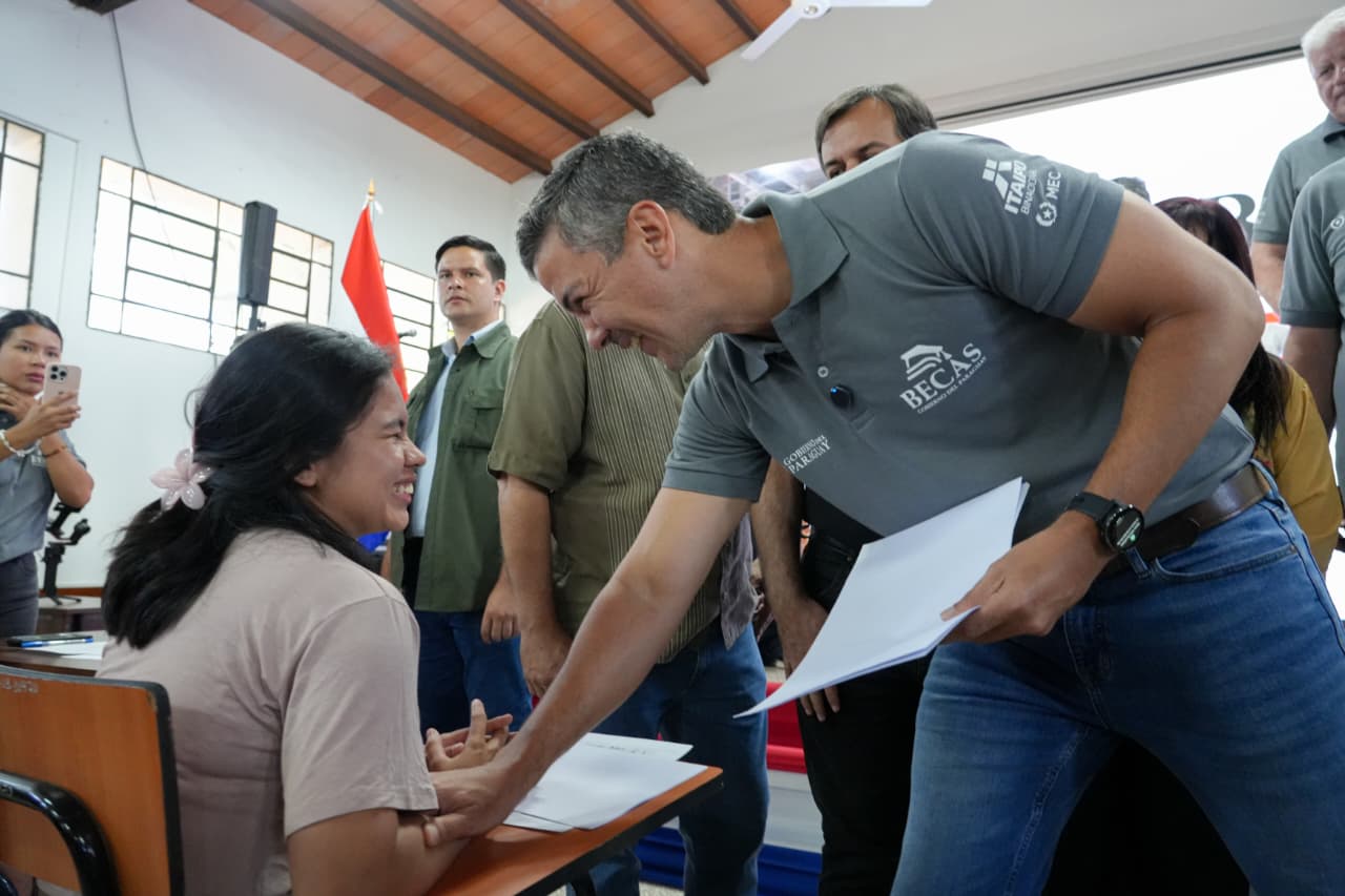 Alrededor de 18.000 jóvenes compitieron por una de las 5.000 becas de Itaipú Alrededor de 18.000 jóvenes compitieron por una de las 5.000 becas de Itaipú