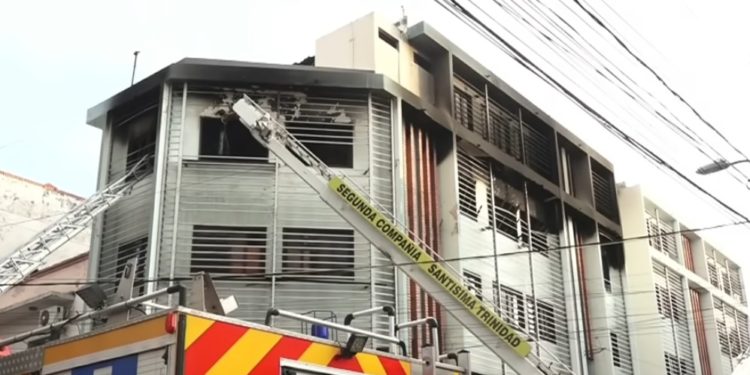 Incendio en edificio del centro de Asunción: rescataron a cuatro personas y movilizaron 60 bomberos