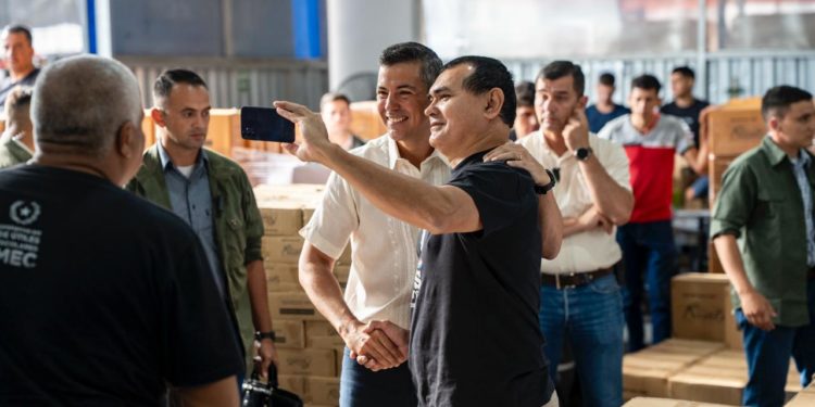 Peña inició anticipadamente la distribución de kits escolares, con prioridad en Alto Paraguay Peña inició anticipadamente la distribución de kits escolares, con prioridad en Alto Paraguay