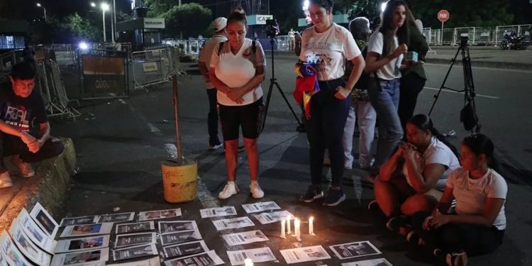 Clamor en el Puente Simón Bolívar: El drama de las familias colombianas que esperan la libertad desde Venezuela Clamor en el Puente Simón Bolívar: El drama de las familias colombianas que esperan la libertad desde Venezuela
