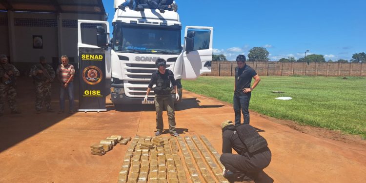 Cae un camión con más de 400 kilos de pasta base