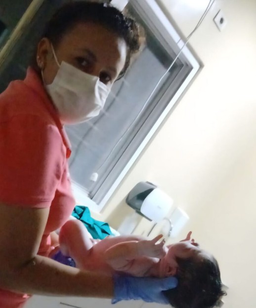 Una heroína en Alto Paraguay: enfermera de vacaciones asiste a un parto en plena ruta y de noche