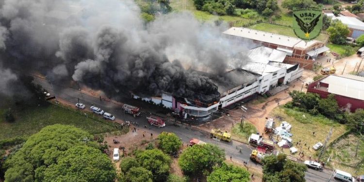 Devastador incendio en fábrica de colchones fue controlado