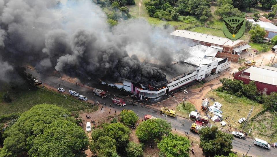 Devastador incendio en fábrica de colchones fue controlado