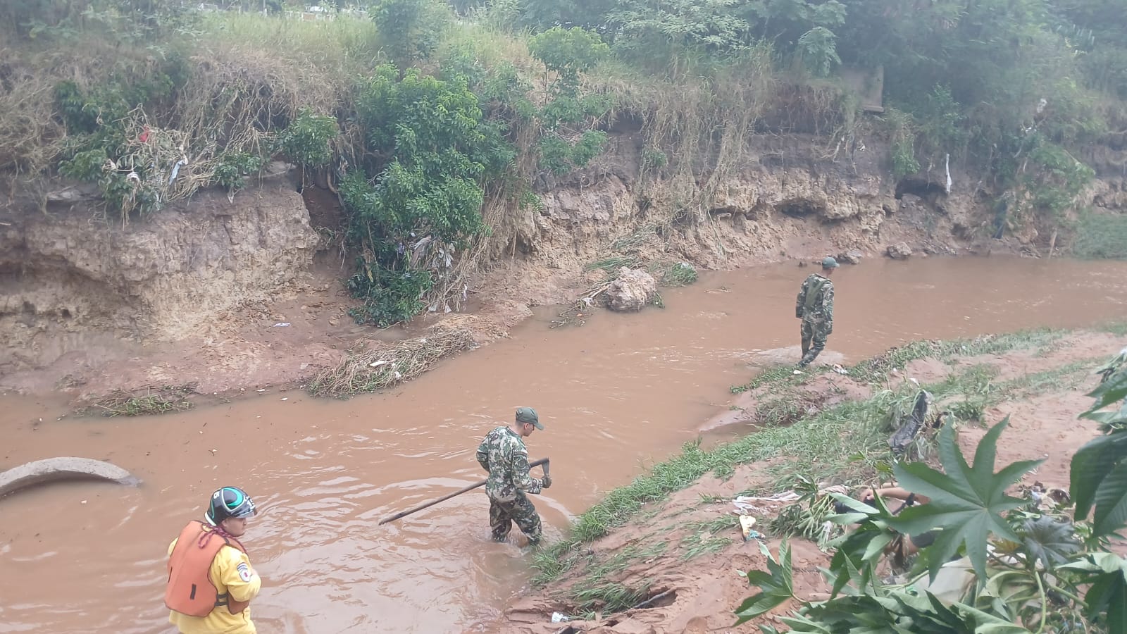 Muy triste: no aparece el niño arrastrado por el raudal Muy triste: no aparece el niño arrastrado por el raudal