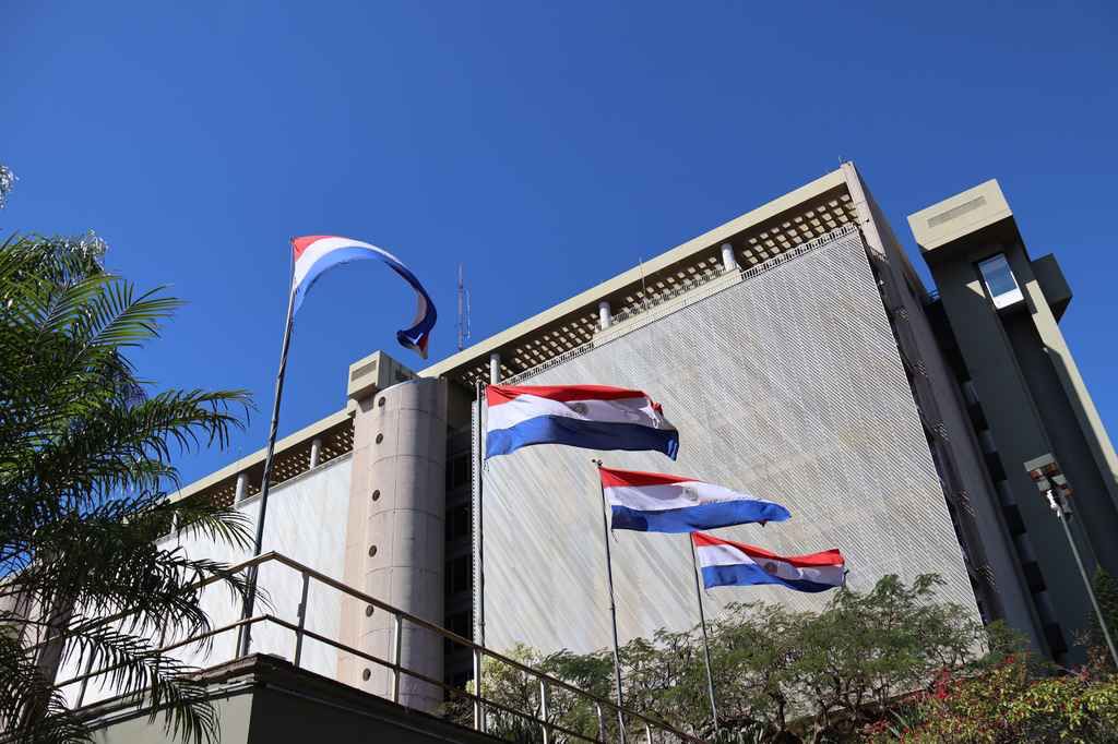 Expectativas económicas se mantienen estables: inflación en 3,5%, crecimiento del PIB superior al 4% y dólar por debajo de lo previsto Expectativas económicas se mantienen estables: inflación en 3,5%, crecimiento del PIB superior al 4% y dólar por debajo de lo previsto