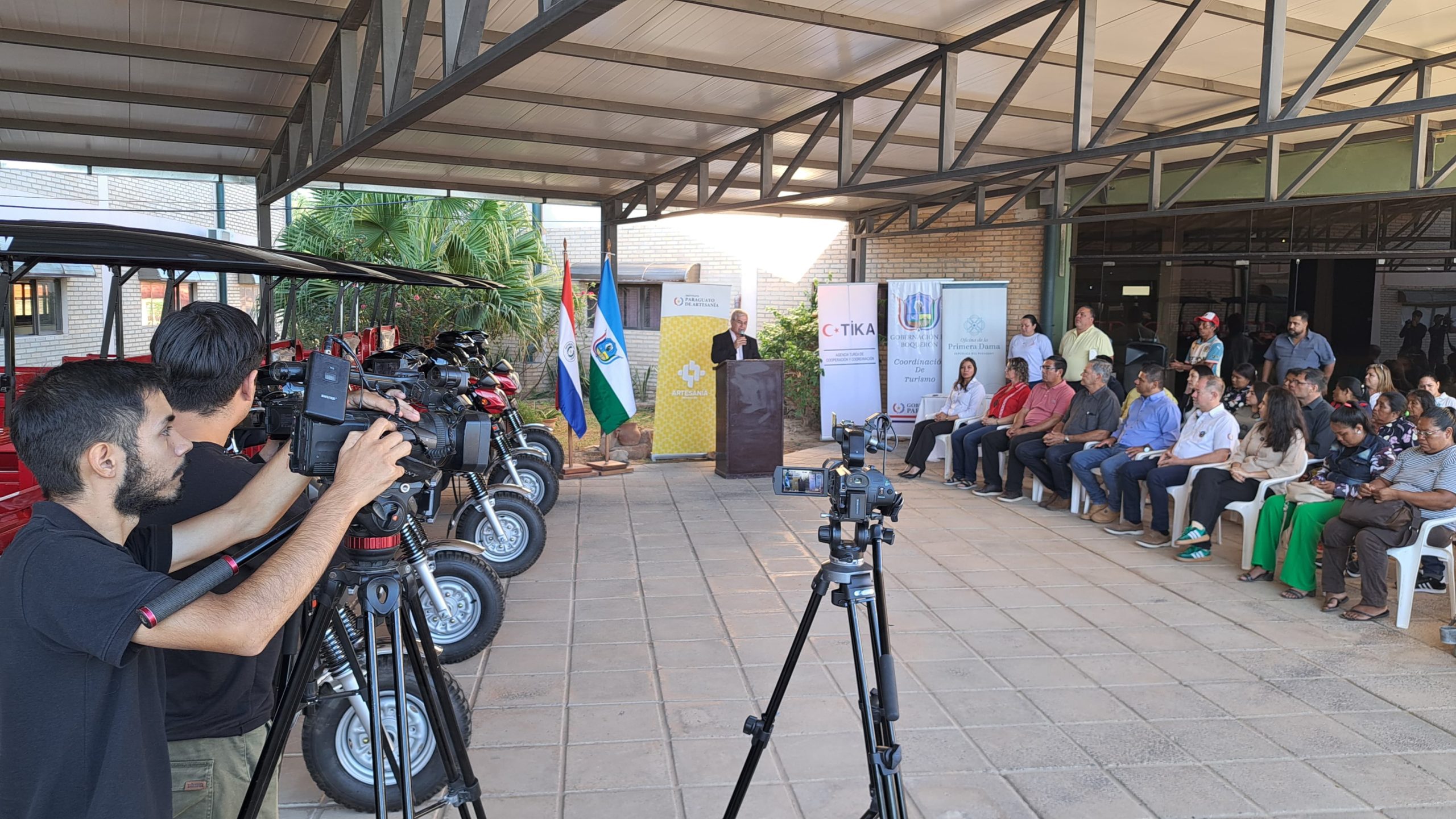Histórica entrega de motocarros a mujeres artesanas indígenas en Boquerón Histórica entrega de motocarros a mujeres artesanas indígenas en Boquerón