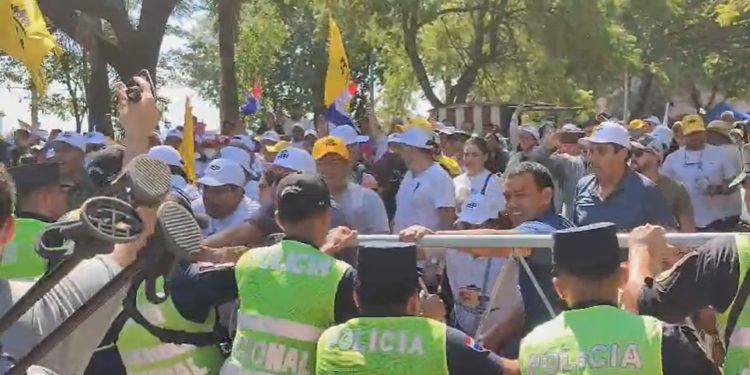 Tensión en el Congreso: Manifestantes intentan sobrepasar el vallado y la Policía responde con balines de goma