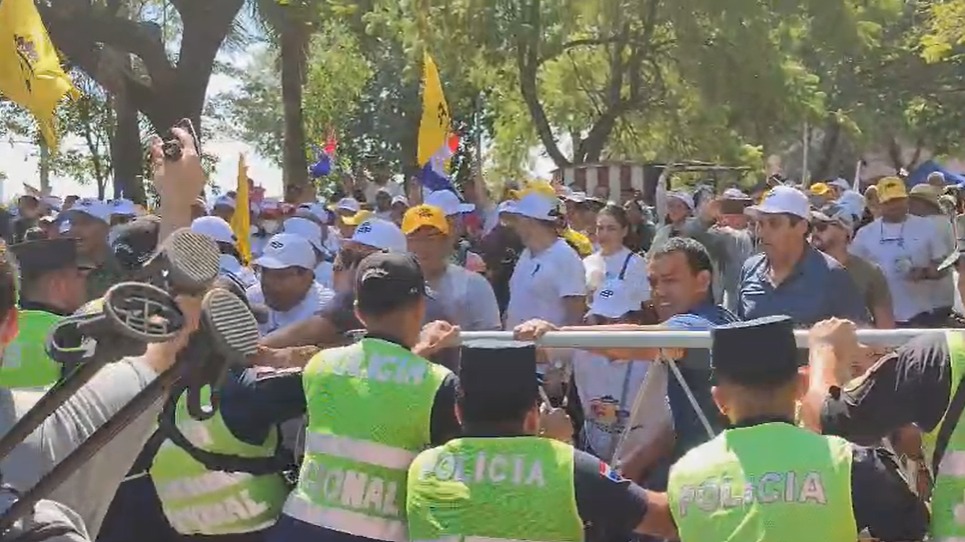 Tensión en el Congreso: Manifestantes intentan sobrepasar el vallado y la Policía responde con balines de goma