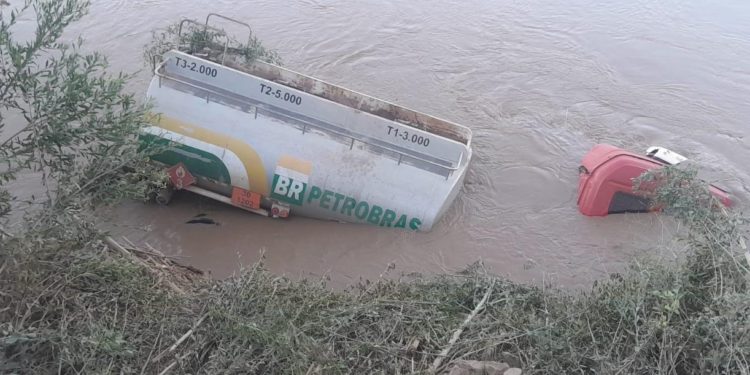 Camión cisterna cae en desembocadura del río Pilcomayo e investigan posible impacto ambiental