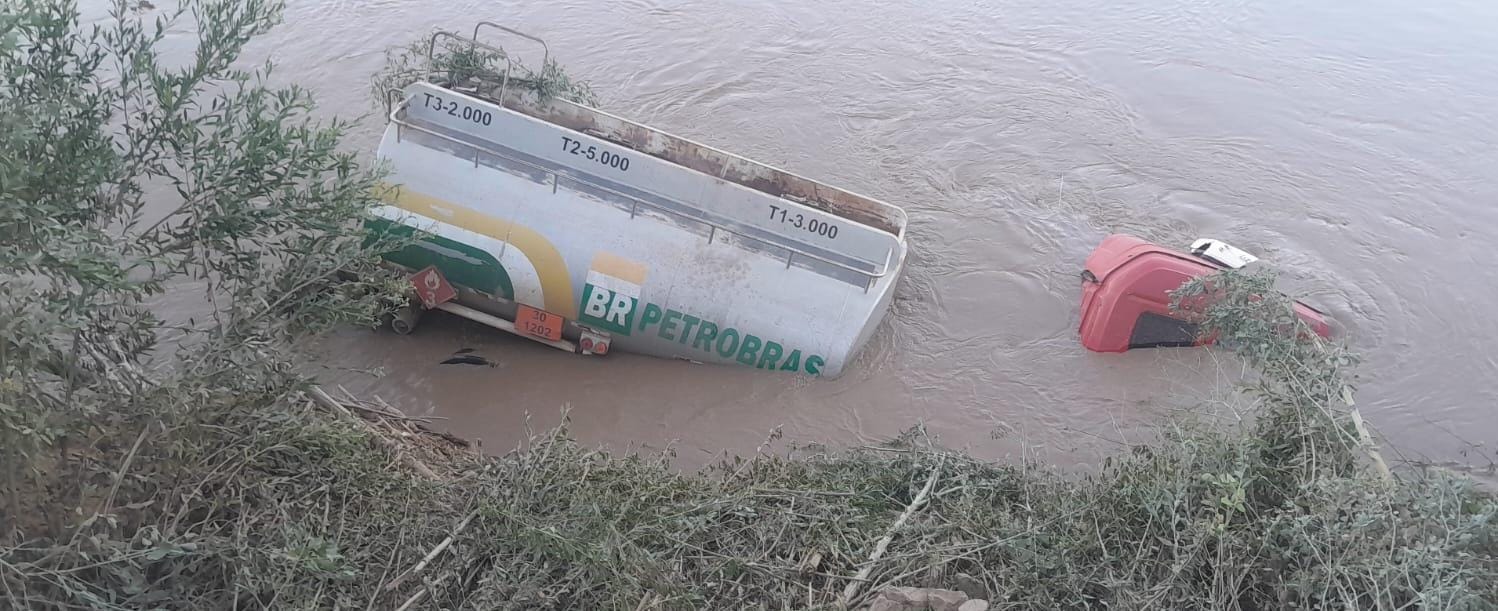Camión cisterna cae en desembocadura del río Pilcomayo e investigan posible impacto ambiental