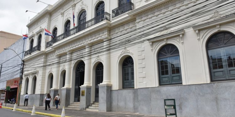 Diplomáticos denuncian que reforma de la Caja Fiscal elimina su derecho a jubilación Diplomáticos denuncian que reforma de la Caja Fiscal elimina su derecho a jubilación