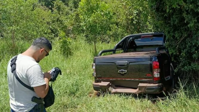 La camioneta en la que se habría cometido el crimen del ex titular de la DINAC fue hallada en Itapúa La camioneta en la que se habría cometido el crimen del ex titular de la DINAC fue hallada en Itapúa