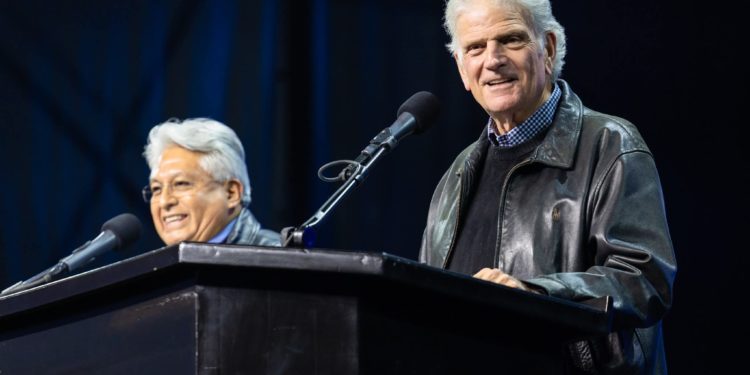 Franklin Graham predica ante estadio colmado en Ushuaia y cientos deciden seguir a Cristo