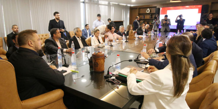 IPS admite colapso financiero y empuja reforma, mientras persisten reclamos de asegurados IPS admite colapso financiero y empuja reforma, mientras persisten reclamos de asegurados