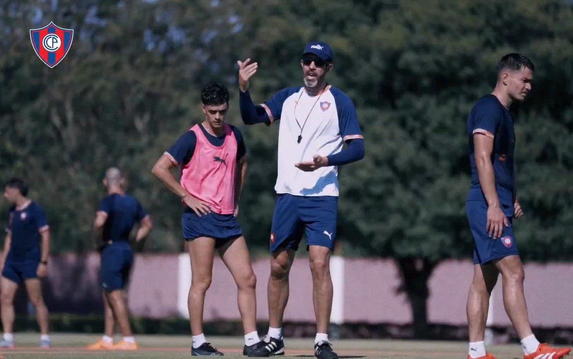 Jorge Bava perfila un equipo ofensivo para cortar la racha en el clásico