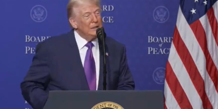 Trump bromea con Peña en la cumbre del “Board of Peace” y elogia su gestión ante líderes mundiales