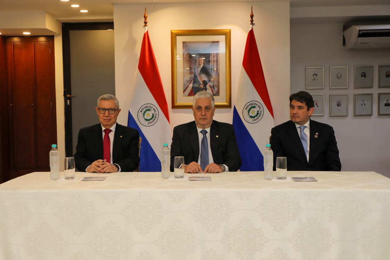 Paraguay busca consolidar su liderazgo global: Postula a cargos clave en el Tribunal del Mar y la UIT En un acto que reafirma la vocación multilateralista del Gobierno de Santiago Peña, el Ministerio de Relaciones Exteriores presentó oficialmente dos candidaturas estratégicas para la presencia de Paraguay en el escenario internacional: la reelección del embajador Óscar Cabello Sarubbi en el Tribunal Internacional del Derecho del Mar y la aspiración del país al Consejo de la Unión Internacional de Telecomunicaciones (UIT).  El viceministro de Administración y Asuntos Técnicos, Miguel Aranda, destacó que estas postulaciones no son hechos aislados, sino prioridades de la política exterior que buscan una inserción internacional «activa, coherente y comprometida».  El Derecho del Mar: Una voz para los países sin litoral La postulación del embajador Óscar Cabello Sarubbi para el período 2026–2035 reviste una importancia histórica. Electo por primera vez en 2017, Cabello Sarubbi es actualmente el único juez en dicho Tribunal proveniente de un país en desarrollo sin litoral.  Su reelección busca garantizar la memoria institucional y una representación geográfica equilibrada. Al respecto, el embajador señaló que su presencia permite que los intereses de todas las naciones, independientemente de su acceso directo al océano, sean considerados bajo la Convención sobre el Derecho del Mar.  Tecnología y conectividad: El camino hacia la UIT Paraguay también apunta a integrar el Consejo de la Unión Internacional de Telecomunicaciones para el periodo 2027–2030. Con una trayectoria que data de 1927 y tras haber presidido el Consejo en 2023, el país busca ahora:  Reducir la brecha tecnológica global.  Fomentar una gobernanza digital inclusiva.  Promover la cooperación técnica y la armonización regional.  El consejero Fernando Machuca subrayó la sólida experiencia del país en grupos de trabajo estratégicos, lo que posiciona a Paraguay como un socio responsable en la construcción de estándares tecnológicos globales.  Al cierre del evento, las autoridades instaron al cuerpo diplomático acreditado a acompañar estas candidaturas, calificándolas como una señal de confianza mutua y un compromiso firme con la justicia y el desarrollo tecnológico internacional.  📱 Versión para Facebook ¡Paraguay apuesta fuerte al multilateralismo! 🇵🇾🌎  El Gobierno presentó hoy dos candidaturas clave para fortalecer nuestra presencia en el mundo:  1️⃣ Justicia Internacional: Buscamos la reelección del embajador Óscar Cabello Sarubbi como juez del Tribunal Internacional del Derecho del Mar (2026-2035). Es el único representante de un país sin litoral en este órgano, garantizando una voz inclusiva para todas las naciones. ⚖️🌊  2️⃣ Tecnología y Futuro: Postulamos al Consejo de la Unión Internacional de Telecomunicaciones (UIT) para el periodo 2027-2030. Queremos liderar los esfuerzos para reducir la brecha digital y mejorar la conectividad global. 📱🛰️  Estas postulaciones reflejan un Paraguay activo, responsable y comprometido con los grandes desafíos globales.  #PolíticaExterior #ParaguayEnElMundo #JusticiaInternacional #Tecnología #UIT #DerechoDelMar  🐦 Versión para X (Twitter) Paraguay reafirma su inserción internacional con dos candidaturas estratégicas: 🇵🇾✨  ✅ Reelección de Óscar Cabello Sarubbi en el Tribunal Internacional del Derecho del Mar. Una voz necesaria para los países sin litoral. ⚖️🌊  ✅ Candidatura al Consejo de la @ITU (UIT) para liderar la gobernanza digital y la conectividad global. 🛰️💻  Prioridades del Gobierno de @SantiPenap para un Paraguay más protagonista en el mundo. #Diplomacia #Paraguay #UIT #DerechoDelMar
