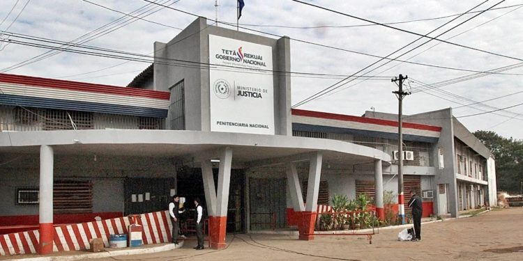 “Alerta” en Tacumbú: Una zapatilla con luces LED movilizó a expertos en explosivos de la FOPE