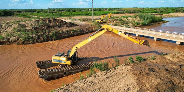 Pilcomayo en bajante, pero sostienen el ingreso de agua al Chaco con trabajos permanentes