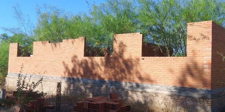 Denuncian abandono de obra sanitaria en el Chaco: una USF «fantasma» consumida por el monte hace seis años