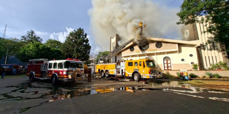 Devastador incendio en la catedral de Ciudad del Este