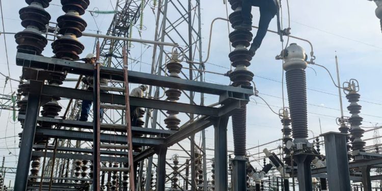 Temporal golpea la red eléctrica: ANDE admite fallas y promete normalizar el servicio antes del mediodía