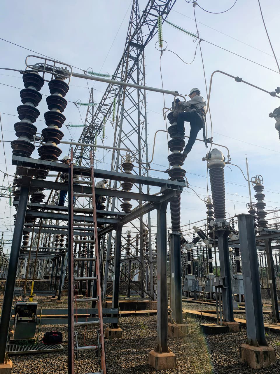 Temporal golpea la red eléctrica: ANDE admite fallas y promete normalizar el servicio antes del mediodía