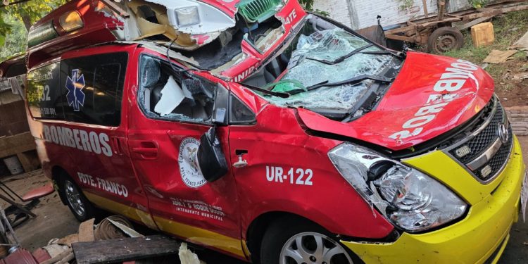 Tanque de agua colapsa y destruye la principal ambulancia de los Bomberos de Presidente Franco