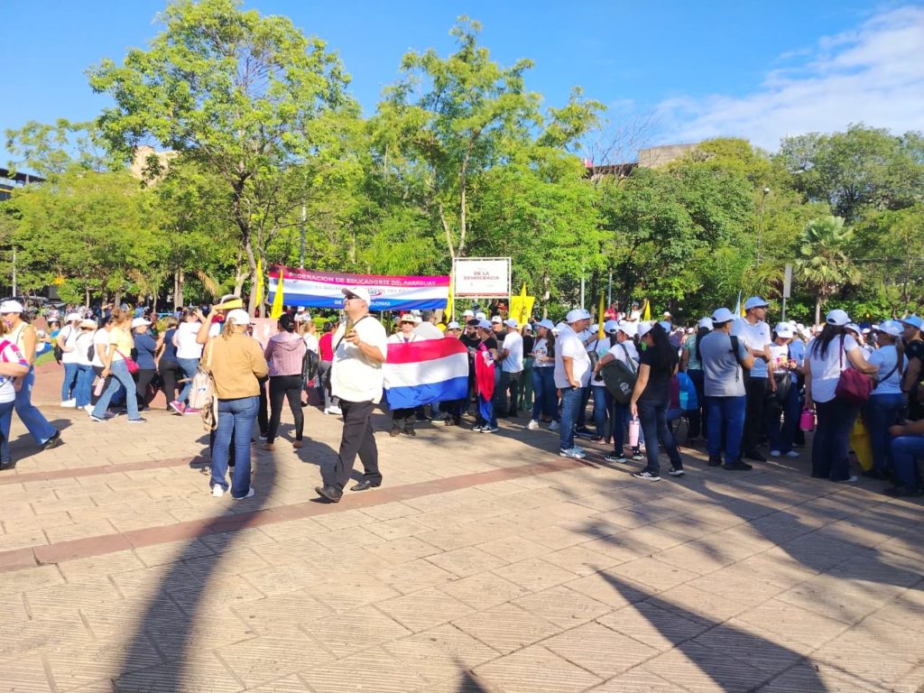 Gobierno cede ante docentes: baja edad jubilatoria, aumenta la tasa de sustitución y asume aporte del 10%