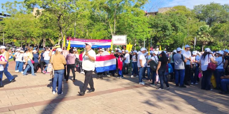 Gobierno cede ante docentes: baja edad jubilatoria, aumenta la tasa de sustitución y asume aporte del 10%