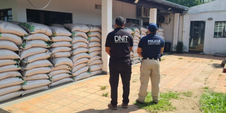 Incautan casi 20 toneladas de azúcar de presunto contrabando en Arroyos y Esteros Incautan casi 20 toneladas de azúcar de presunto contrabando en Arroyos y Esteros