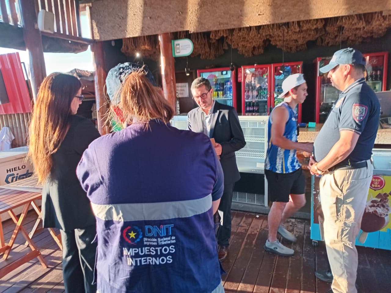 DNIT clausura comercios en Luque y Encarnación por evasión de comprobantes