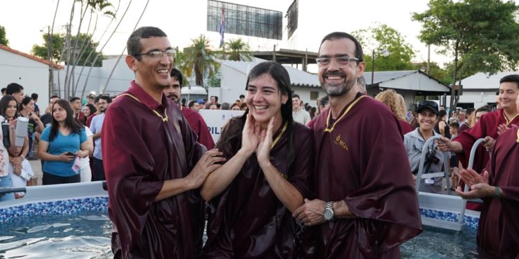 Más de 300 personas se bautizan en un multitudinario evento de la iglesia «Más que Vencedores»