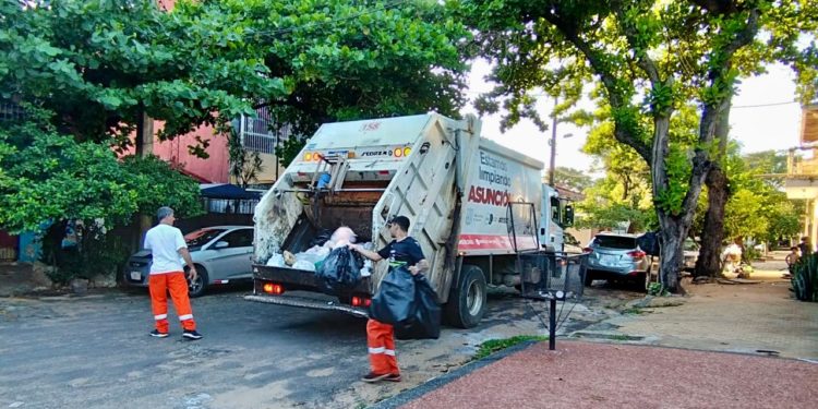 Asunción: El 80% del funcionariado municipal sale a las calles en un operativo masivo de limpieza