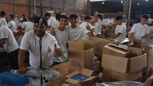 Kits escolares y alimentación universal: ¿política social o populismo que contradice la Constitución?