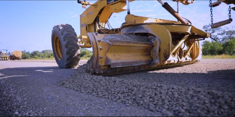 Gobierno promete plan para deuda con constructoras, pero traslada costos al futuro y al sector privado