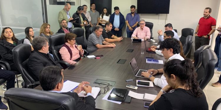 Gobierno evalúa impacto del combustible en el transporte, pero descarta suba del pasaje