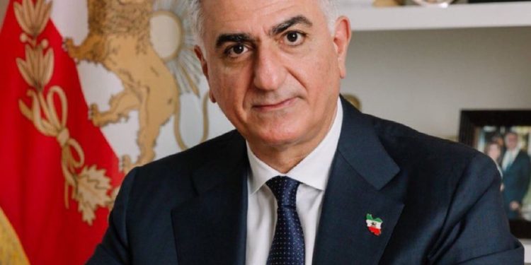 Reza Pahlavi proclama el fin de la República Islámica en Irán y llama al pueblo a tomar las calles